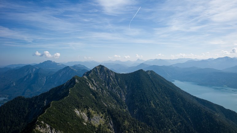 Der Blick vom Heimgarten auf den Herzogstand und den Walchensee - Foto: Jens Franke