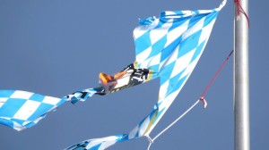 Es war der Wind, der die Fahne zerrissen hat, aber Ihr könnt reininterpretieren, was Ihr wollt.