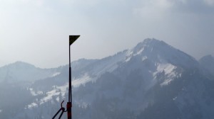Was hat diese Markierung zu bedeuten? Ein Blechdreieck an einer Stange