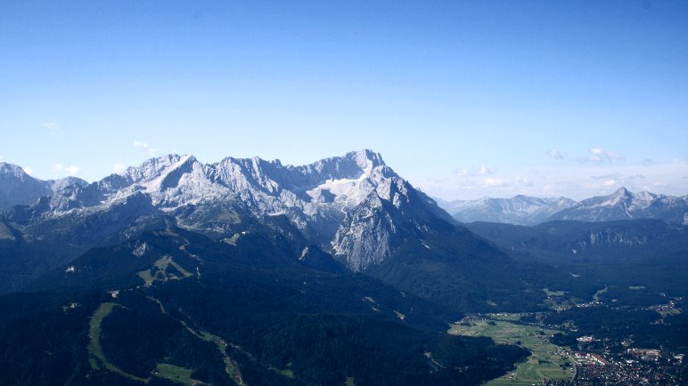 Der Blick vom Wank über Garmisch-Partenkirchen auf das Zugspitzmassiv