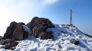 Direkt hinter dem Hochfelln-Haus ist der Gipfelfelsen mit dem Gipfelkreuz