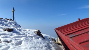 Vom Felsen aus könnte man auf das Hausdach steigen
