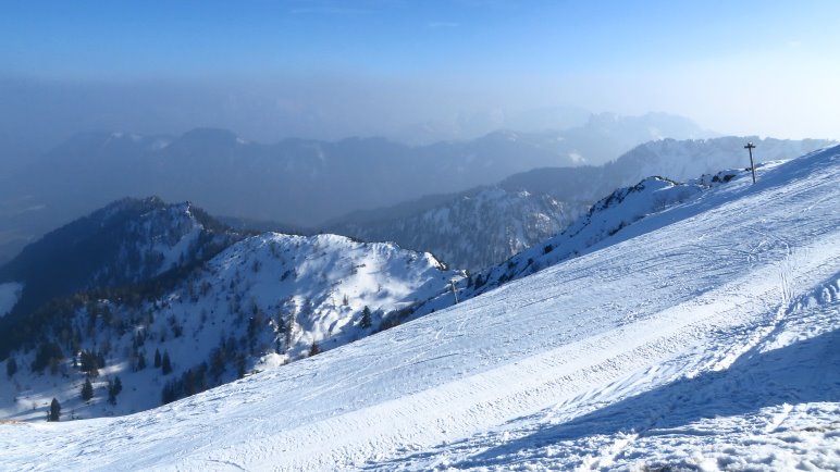Schöner Blick über dei Skipiste hinweg. Man kann sich den Panoramablick zumindest vorstellen.