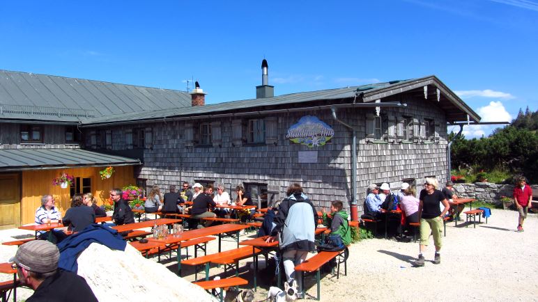 Ein Klassiker: Die Steinlingalm unterhalb der Kampenwand-Felszacken