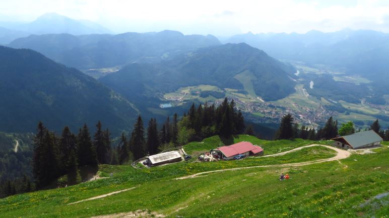 Blick vom Hochgernhaus auf Moar-Alm, Enzianhütte und ins Tal