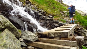 Kleine Brücke über einen Wildbach