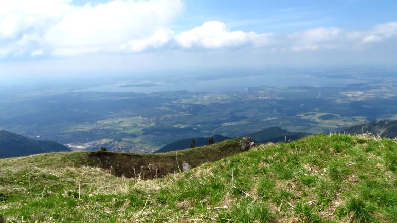 Der Blick vom Gipfel des Hochgern hinunter auf den Chiemsee