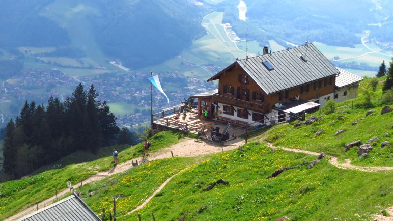 Das Hochgernhaus, knapp 300 Meter unterhalb des Gipfels