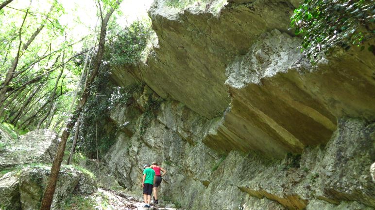 Am Felsüberhang Covei de Lusan