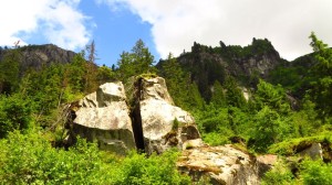 Ein Klobenstein am Wegesrand