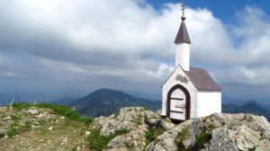 Die Kapelle wenige Meter neben dem Gipfel. Sie enthält das Gipfelbuch