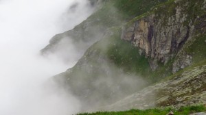 Nebelschwaden am Berg, die sich aber schnell wieder verziehen