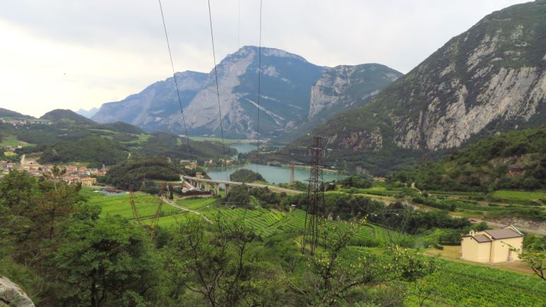 Der Ausblick auf das Sarcatal und die beiden Seen