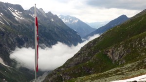 Am Morgen ziehen die Wolken durch das Tal