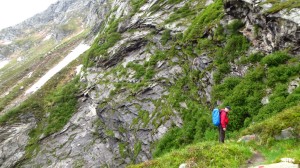 Die Elsenklamm. Rechts neben dem großen Schneefeld ist das kleine Schneebrett, das uns zur Umkehr zwingt. In der Bildmitte ein Teil unserer Gruppe beim Durchqueren der Klamm