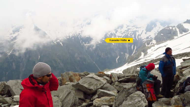 Pause an der Lapenscharte - Ich habe mal einen Hinweis eingebaut. Direkt unterhalb des kleinen Schneefelds liegt die Kasseler Hütte