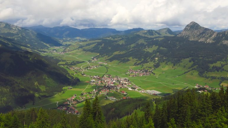 Tannheim und das Tannheimer Tal, vom Neunerköpfle aus gesehen