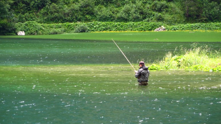 Ein Angler am Südufer des Sees