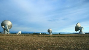 Über viele Felder verteilen sich die Antennen in Raisting. Im Hintergrund die Bayerischen Alpen