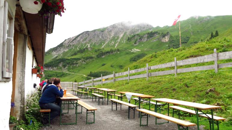 Pause bei Suppe und Radler auf der Strindenalpe