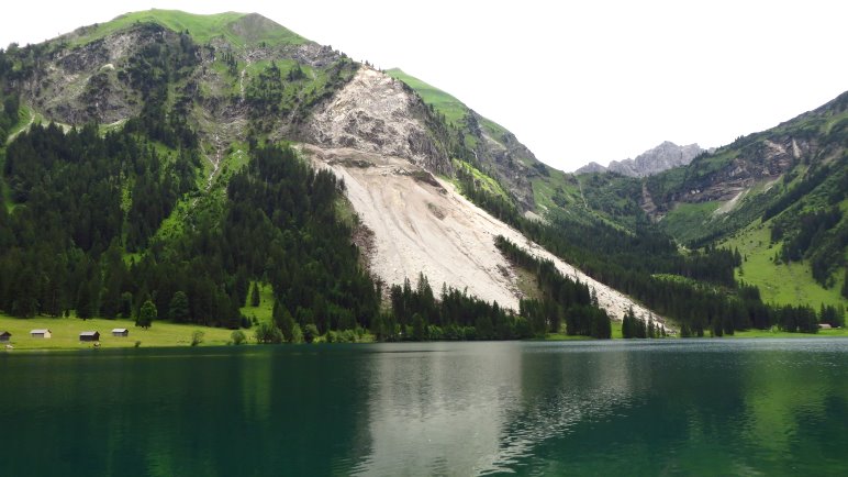 Deutlich sichtbar: Der riesige Felssturz am Vilsalpsee