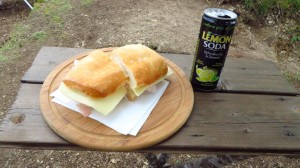 Brotzeit auf Italienisch mit Panino und Lemon Soda