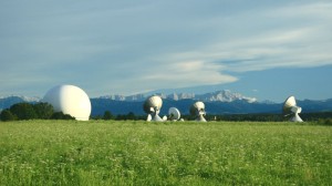 Die Erdfunkstelle Raisting vor der Alpenkette