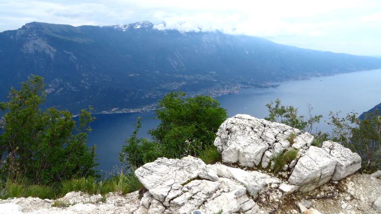 Oben auf der Cima Mughera - Grandioser Blick über den Gardasee auf den Monte BaldoOben auf der Cima Mughera - Grandioser Blick über den Gardasee auf den Monte Baldo