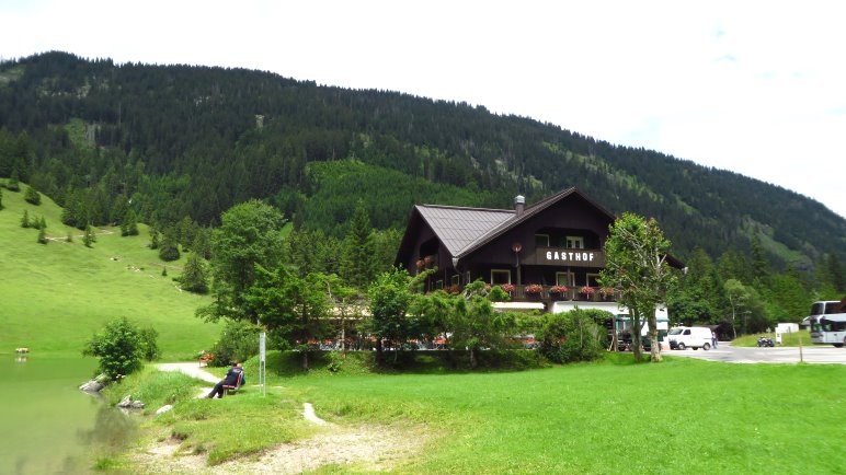 Der Gasthof Vilsalpsee liegt direkt am Nordufer des Sees