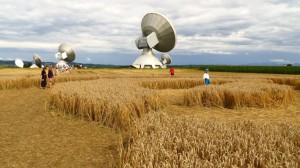 Die Satellitenantennen aus dem Kornkreis heraus gesehen