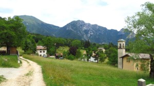 Das alte Dorf Leano mit seiner winzigen Kirche