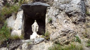 Eine Madonna in einer Felshöhle am Wegrand