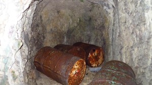 Was in diesen rostigen Fässern in der Höhle ist, will ich gar nicht wissen