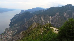 Der Blick über das Valle del Signol auf die Brescianer Berge und den Gardasee