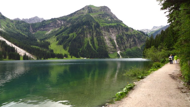 Auf dem westlichen Seeweg mit Blick auf das Geierköpfle