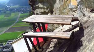 Der Adlerhorst, eine an die Felswand geschraubte Rastbank