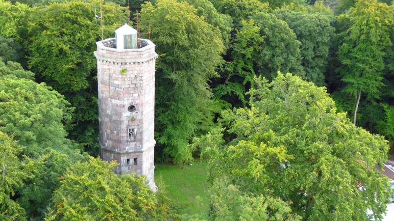 Der Elisabethturm auf dem Bungsberg, vom Fernmeldeturm aus gesehen