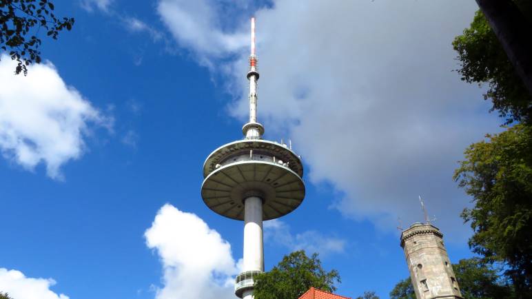 Der Fernmeldeturm mit der Aussichtsterrasse. Rechts reckt sich der Elisabethturm ins Bild.