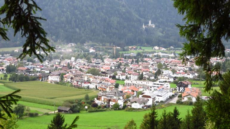 Blick vom Waalweg auf Gais und Burg Neuhaus