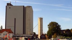 Die Silotürme, vom Hafen Burgstaaken aus gesehen. Rechts sieht man die Seile