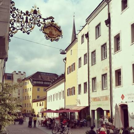 In der Stadtgasse von Bruneck, der Hauptstraße der Altstadt