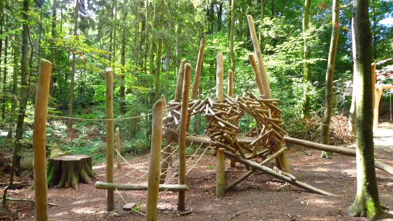 Der neu angelegte Waldspielplatz