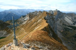 Das Gipfelkreuz der Rofanspitze, leicht unterhalb des höchsten Punktes. Im Hintergrund wieder die Seekarlwand