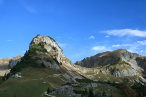 Der Gschöllkopf und die Mauritzalm, die noch im mogendlichen Schatten liegt