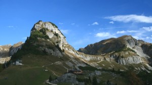 Von der Erfurter Hütte geht der Blick auf den Gschöllkopf und die Mauritzalm