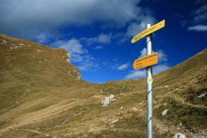 Ein einsamer Wegweiser in der Weite des Rofan