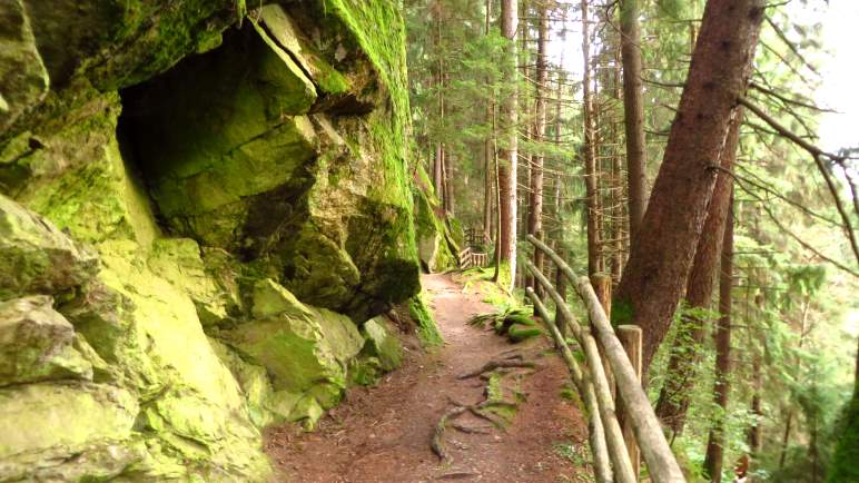 Wilde Felsen auf dem Waalweg in Gais im Ahrntal