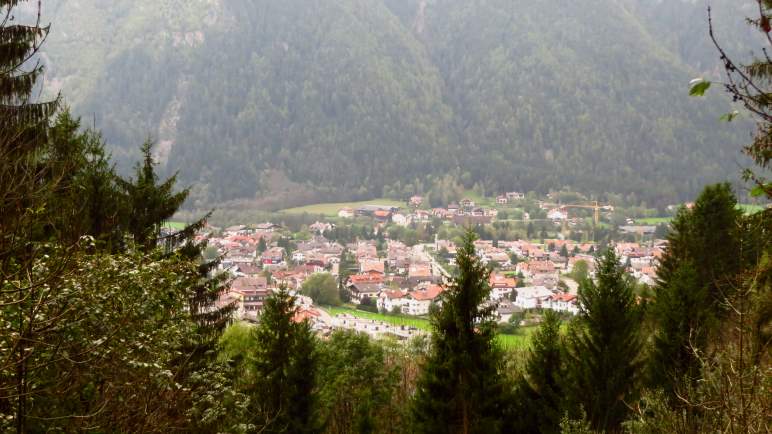 Ein Blick hinunter auf den Ort Gais