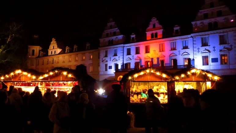 Auf dem Weihnachtsmarkt auf Schloss Thurn und Taxis in Regenburg