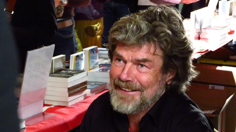 Reinhold Messner signiert seiner Bücher vor und nach dem Vortrag und in der gesamten Pause